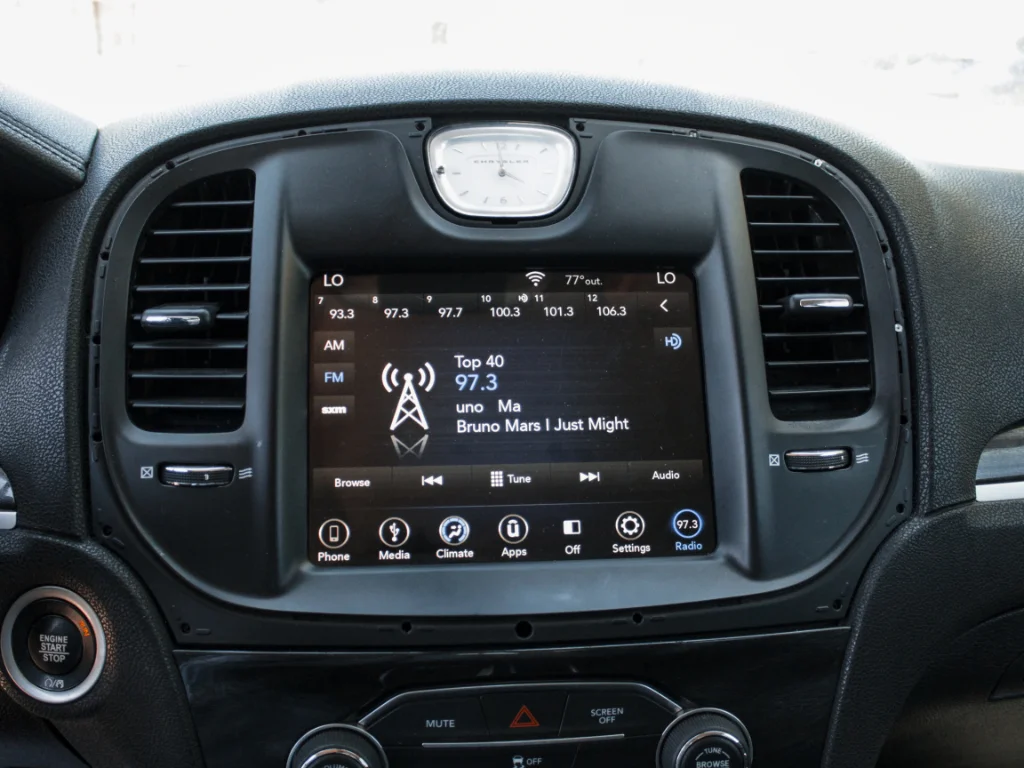 Used 2018 Gloss Black Chrysler Touring image 15