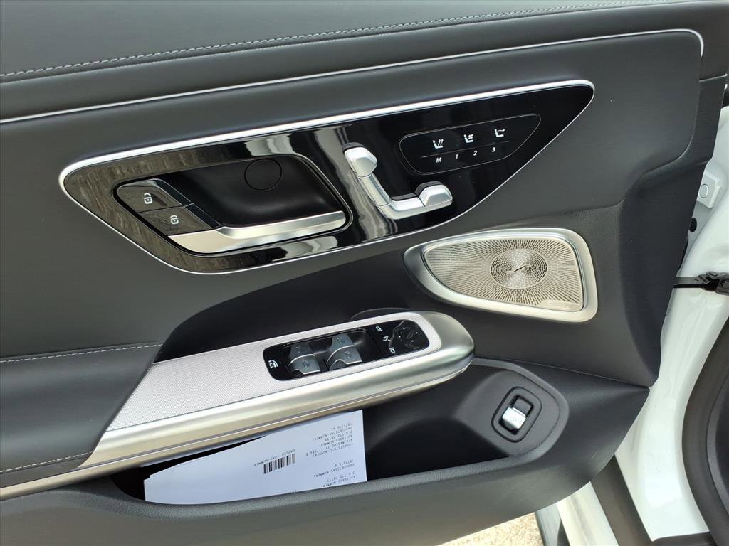 New 2026 MANUFAKTUR Moonlight White Metallic Mercedes-Benz AMG® CLE 53 4MATIC+ Cabriolet image 33