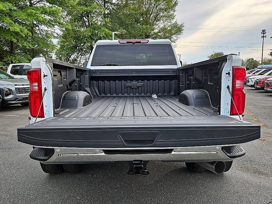New 2026 Summit White Chevrolet LT DRW image 5