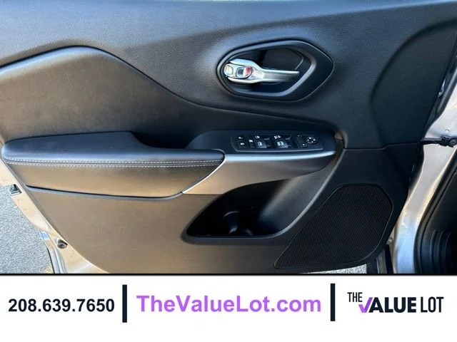 Used 2019 Silver Jeep Latitude Plus image 19