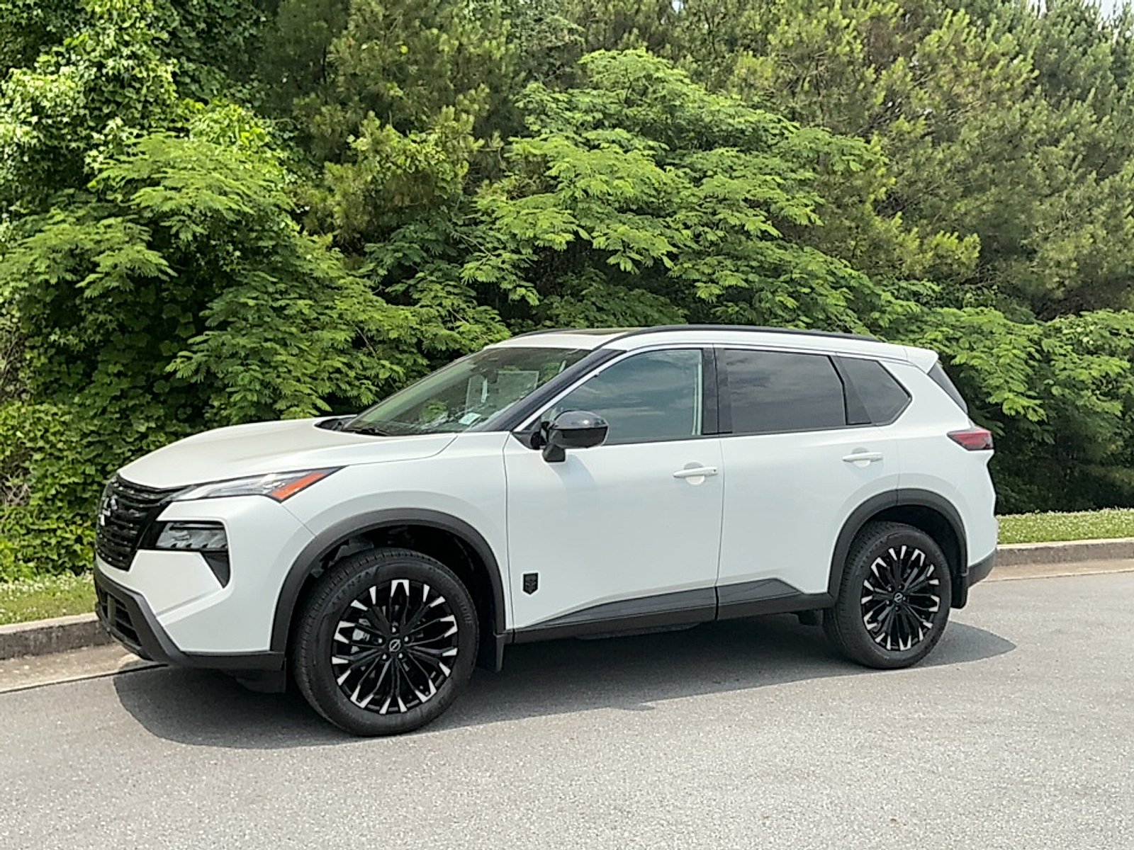 New 2026 Everest White Pearl Tricoat Nissan Dark Armor image 4