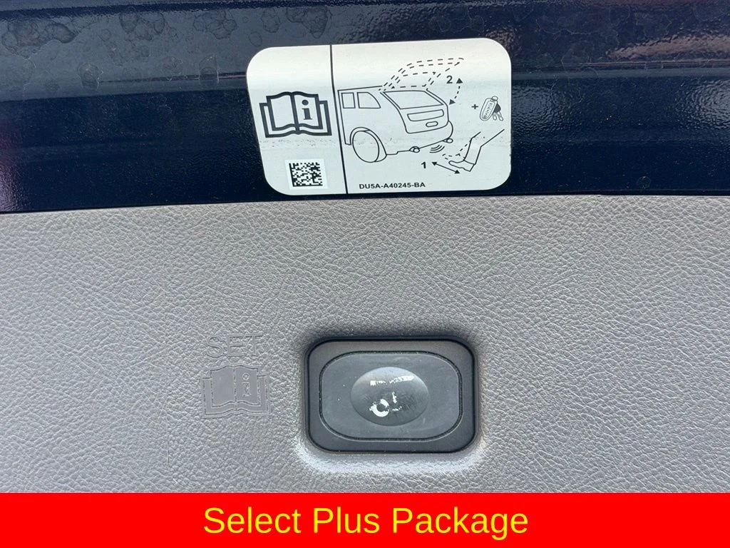 Used 2016 Black Lincoln Select image 15