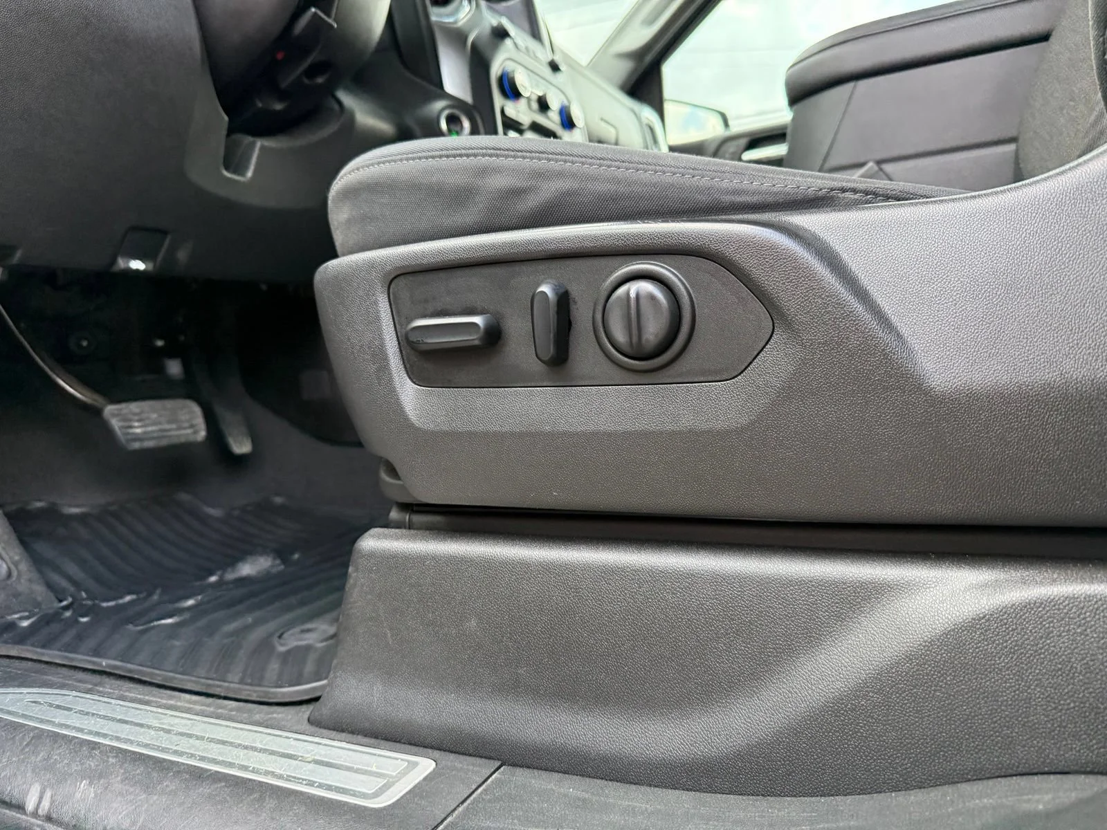 Used 2019 SUMMIT WHITE Chevrolet RST image 16