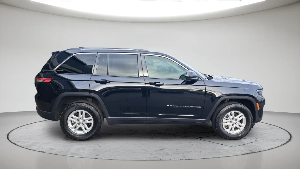 Used 2023 Black Jeep Laredo image 4