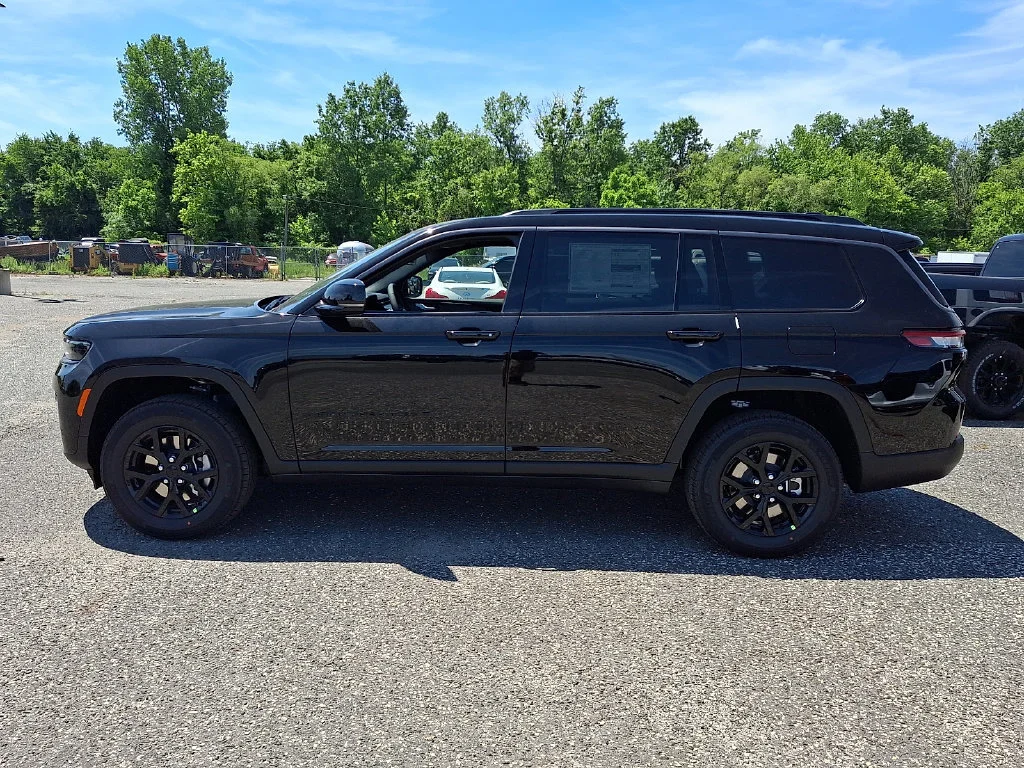 New 2026 Diamond Black Crystal Pearl-Coat Exterior Paint Jeep Laredo Altitude image 5