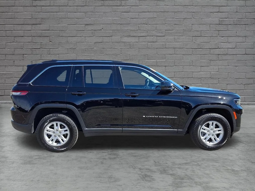 Used 2023 Diamond Black Crystal Pearlcoat Jeep Laredo image 13