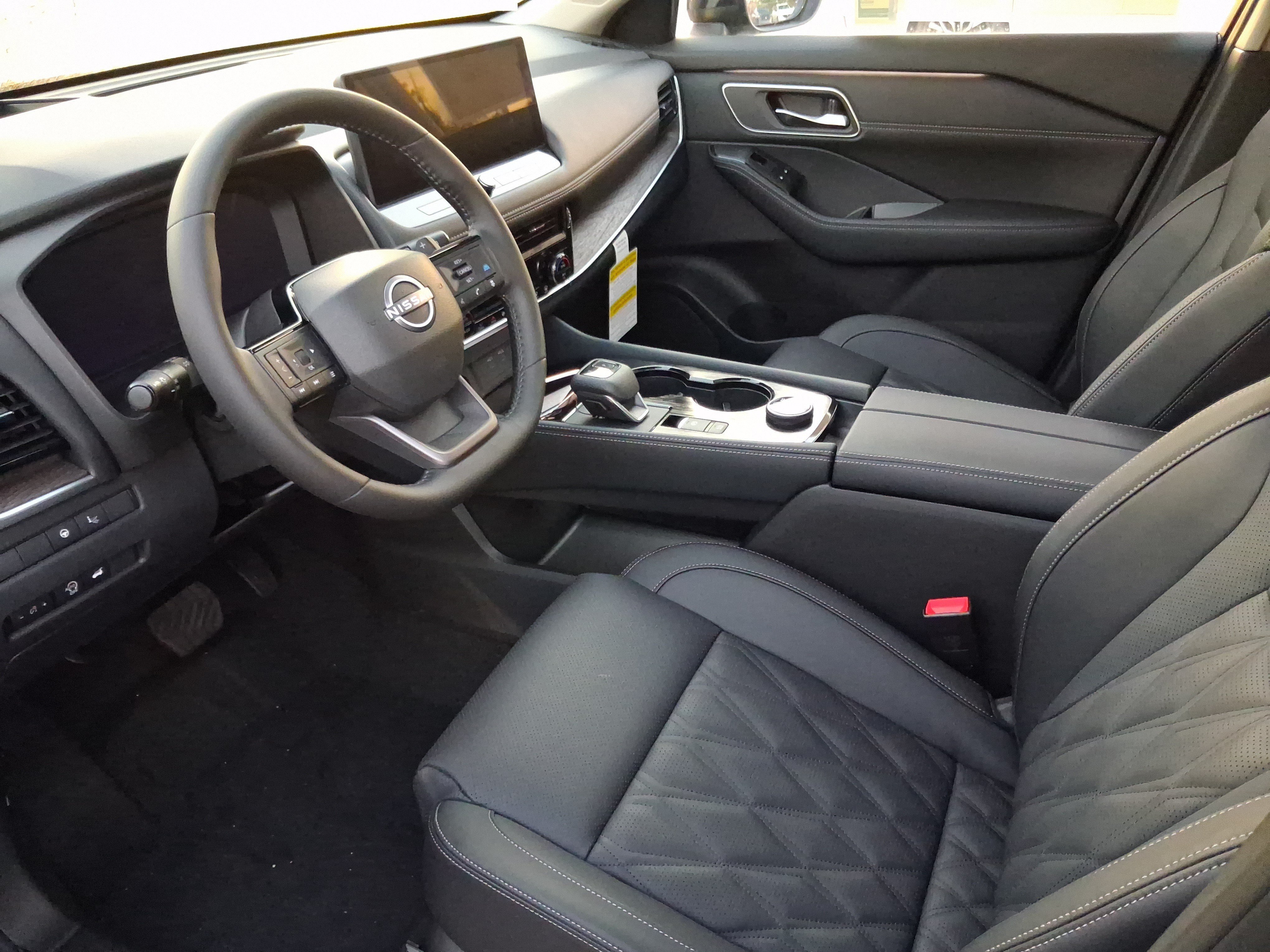 New 2026 Boulder Gray Pearl / Super Black Two-tone Nissan Platinum image 7