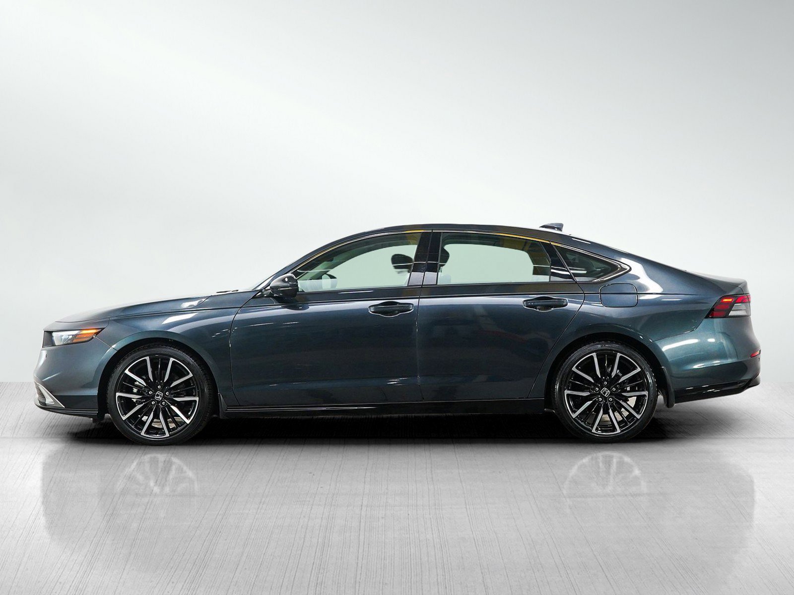 Used 2024 Honda Accord Hybrid Touring with VIN 1HGCY2F88RA052631 for sale in Burnsville, Minnesota