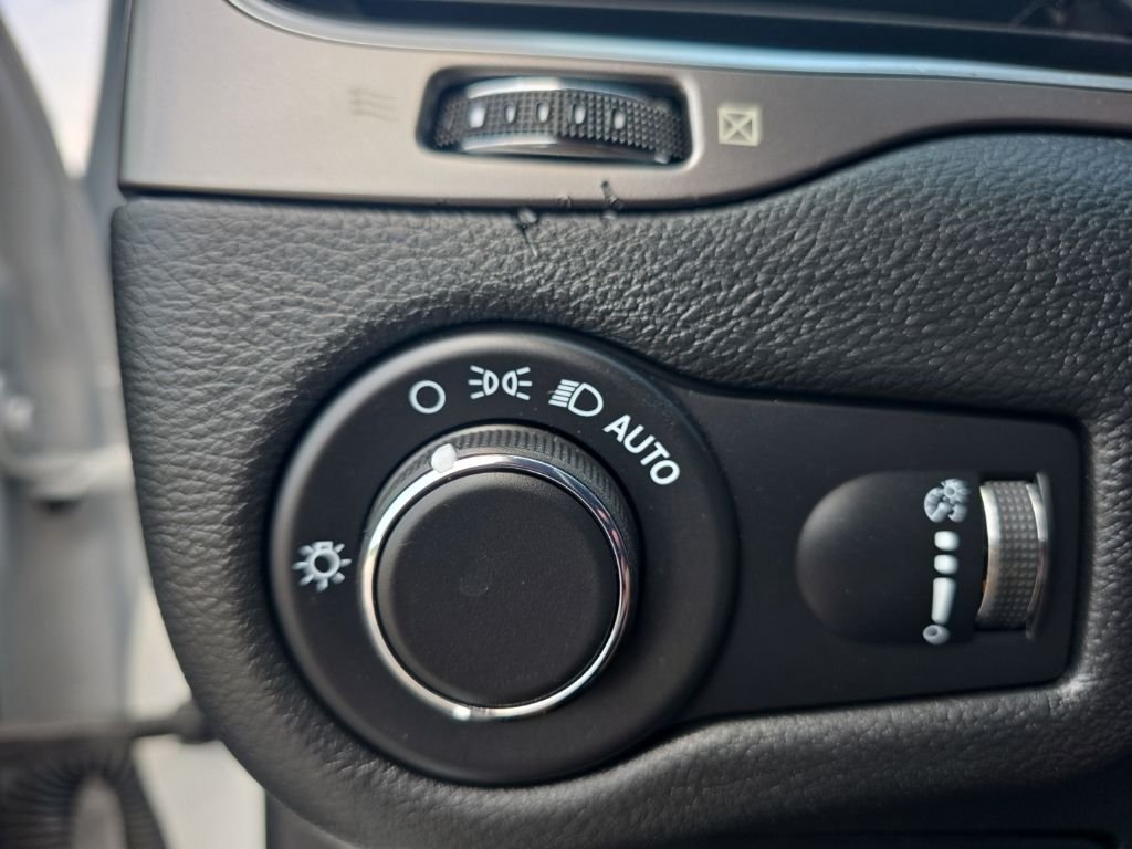 Used 2021 White Jeep Latitude image 15