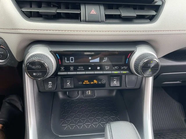 Certified Used 2025  Toyota XLE image 32