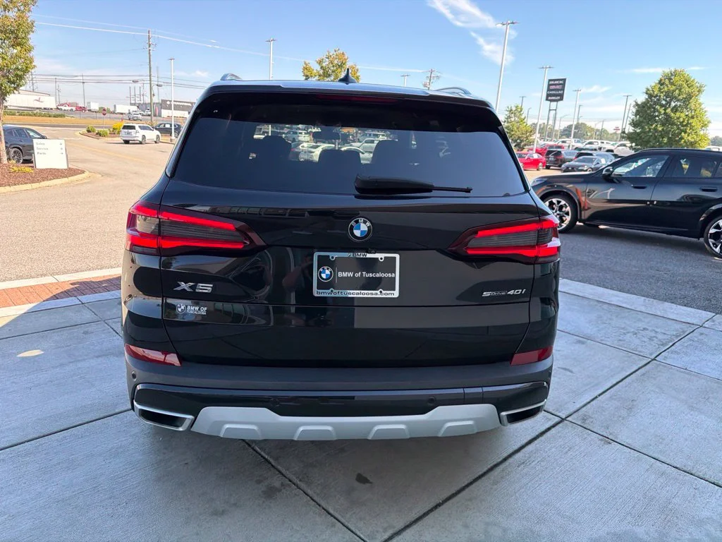 Used 2022 Black Sapphire Metallic BMW sDrive40i image 5