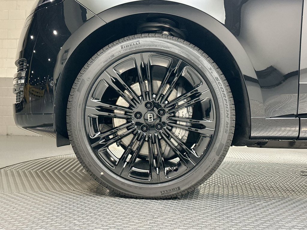 New 2027 Santorini Black Land Rover SE image 5