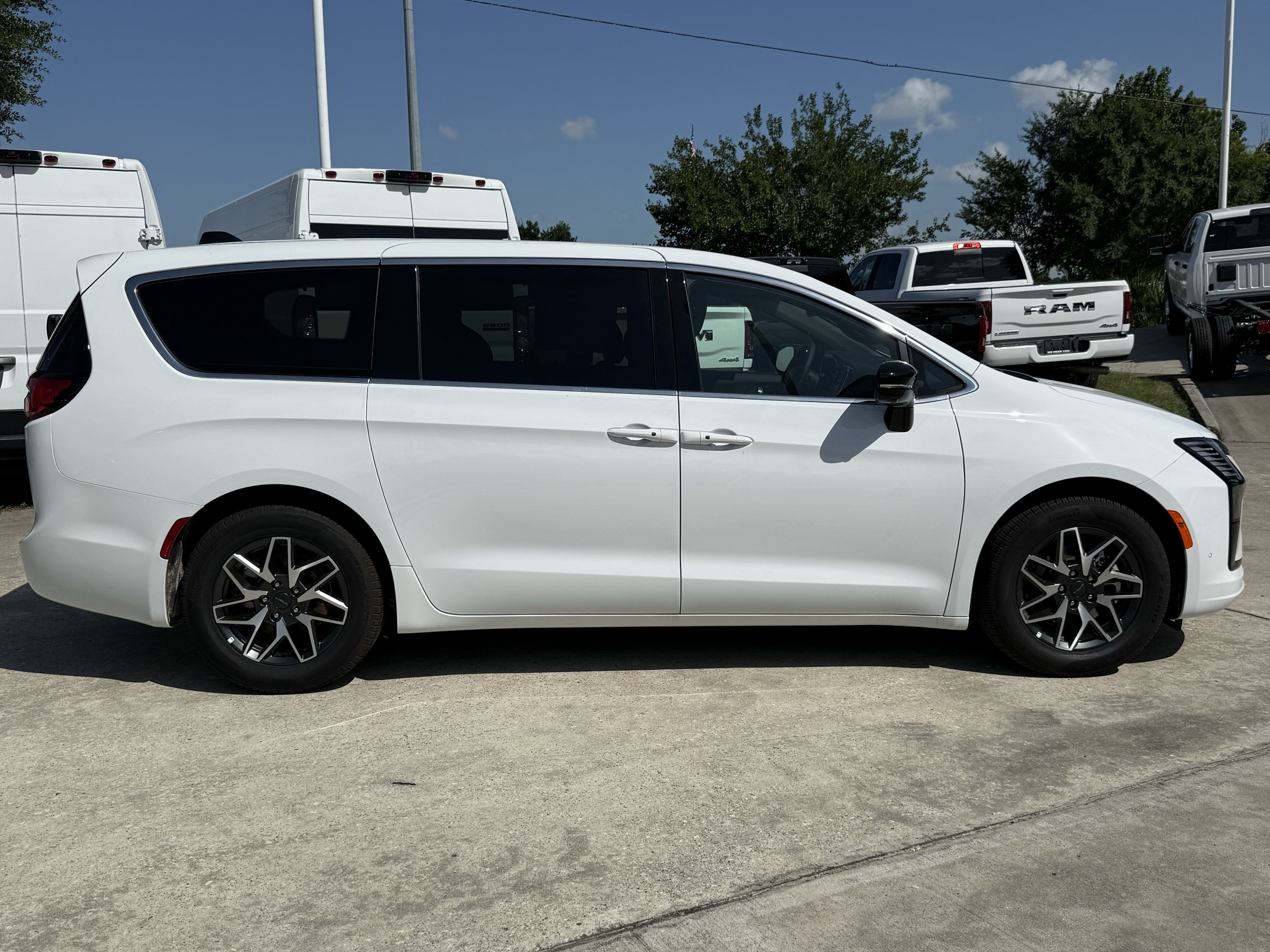 New 2027 Bright White Clear-Coat Exterior Paint Chrysler Limited image 3