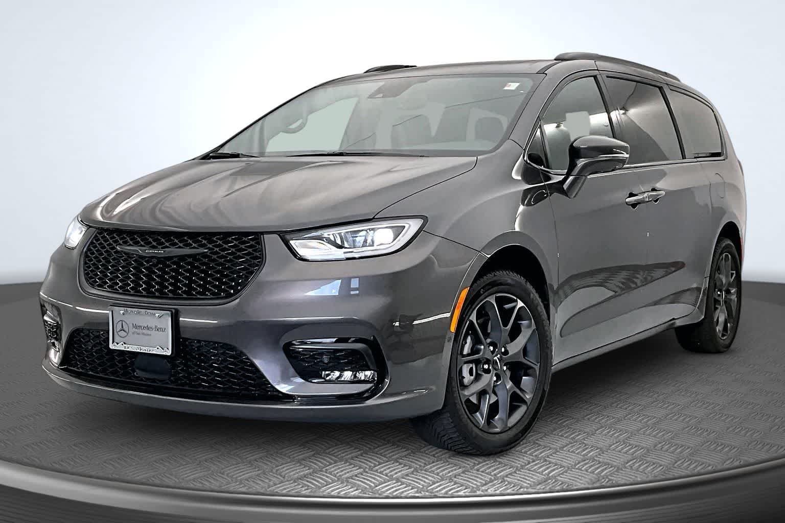 2022 Chrysler Pacifica Limited's photo