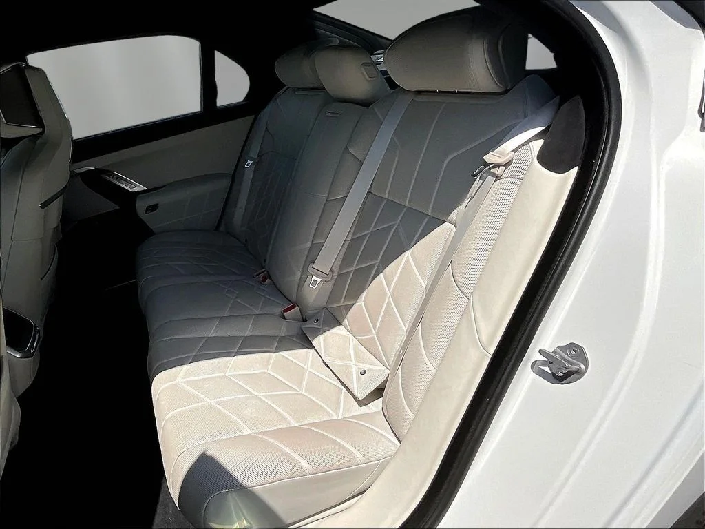 Used 2023 Alpine White BMW xDrive60 image 21