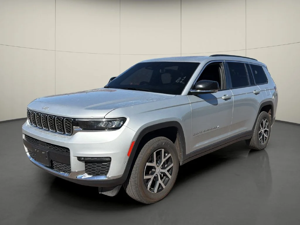 Used 2024 Silver Jeep Limited image 3