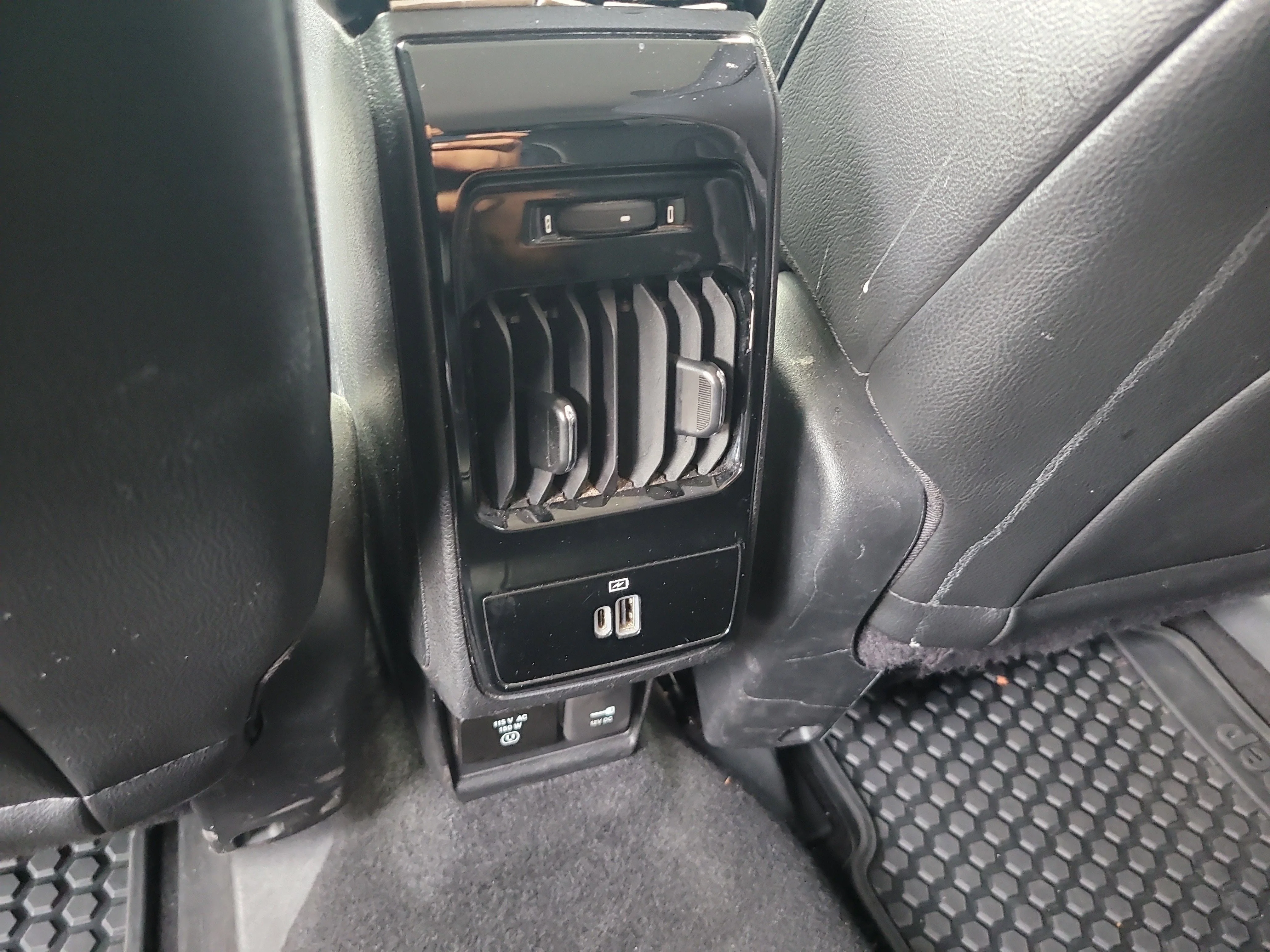 Used 2022 Granite Crystal Metallic Clearcoat Jeep Latitude image 13