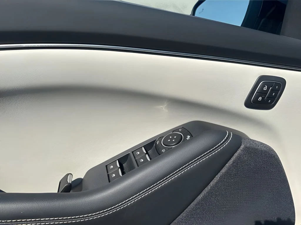 Used 2025 White Ford Premium image 27