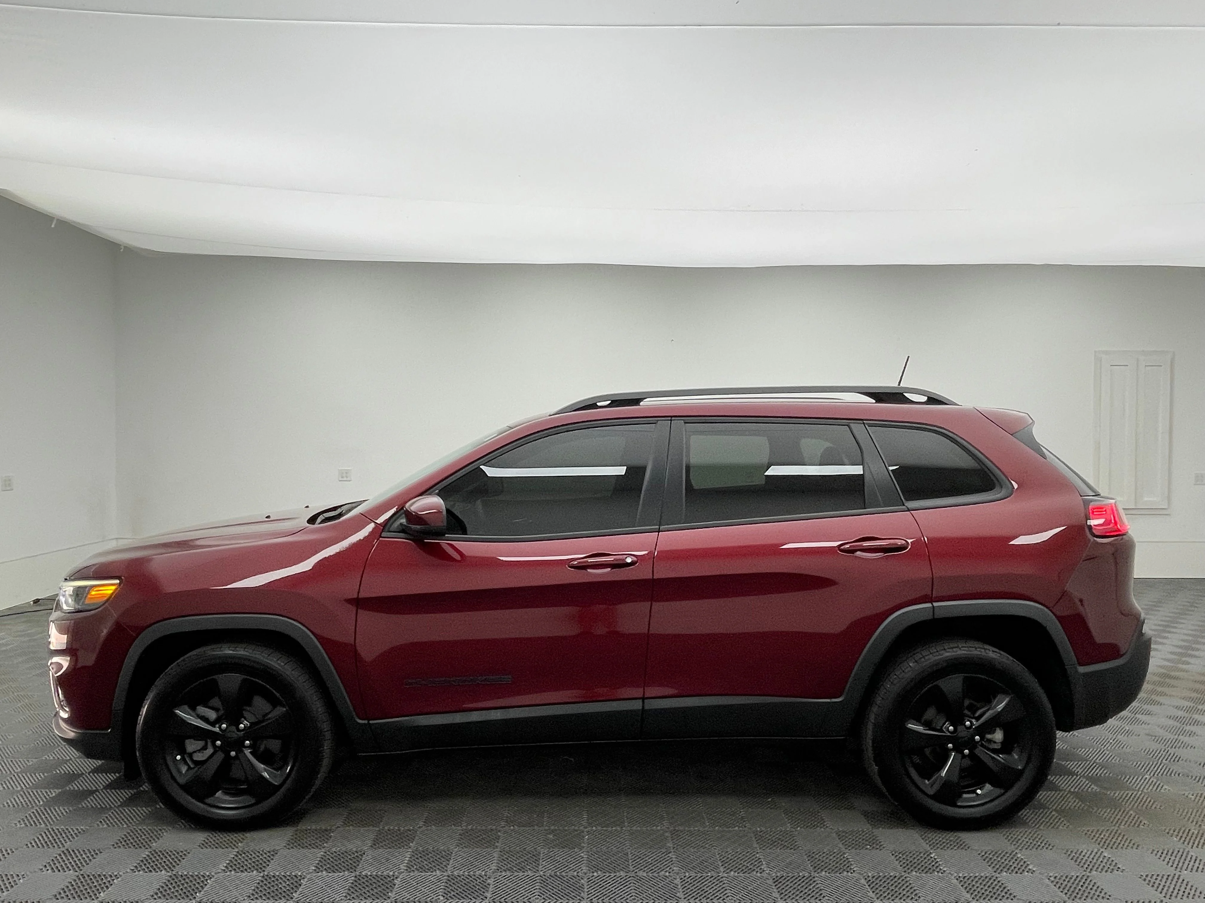 Used 2021 Velvet Red Pearlcoat Jeep Latitude Plus image 11