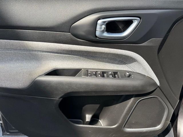 Used 2024  Jeep Latitude image 12