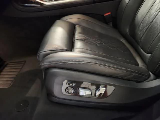 Used 2025 Alpine White BMW xDrive40i image 24