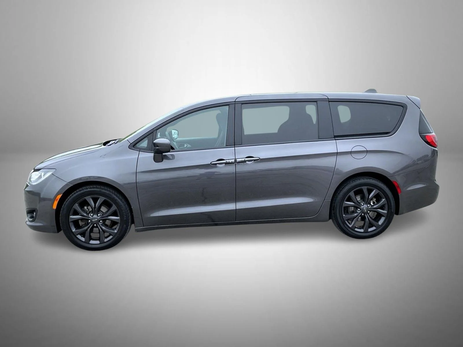Used 2019 Gray Chrysler Touring Plus image 8