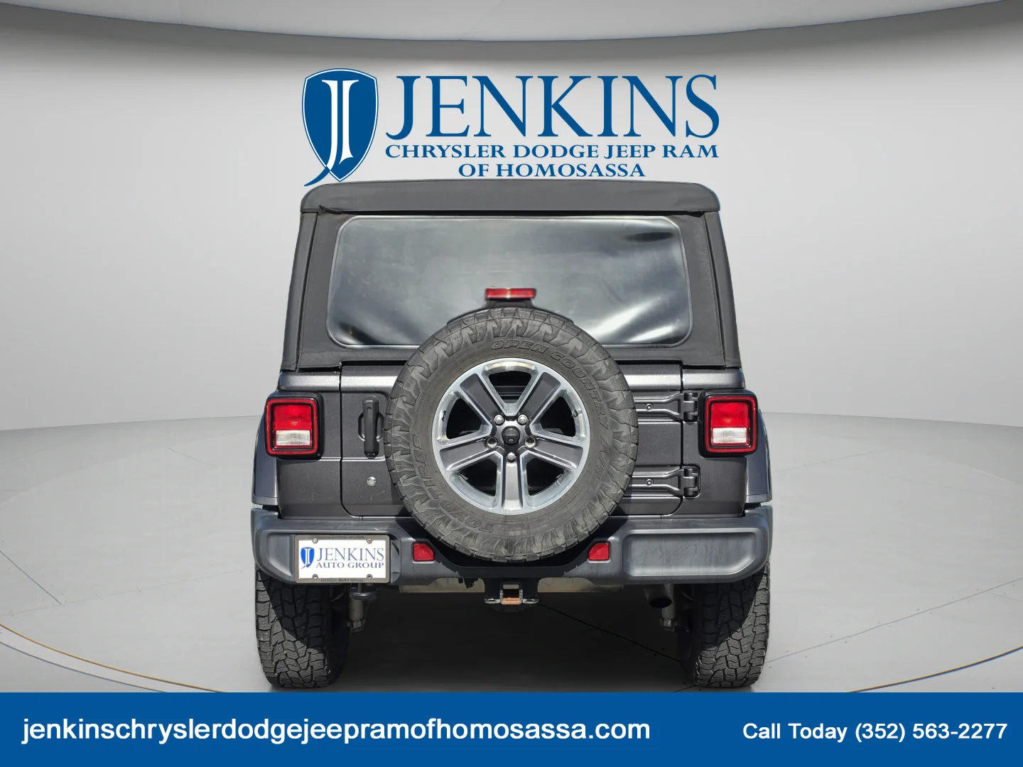 Used 2018 Granite Crystal Metallic Clearcoat Jeep Sahara image 6
