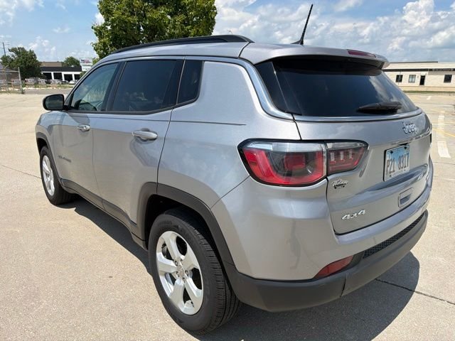 Used 2019 Silver Jeep Latitude image 3