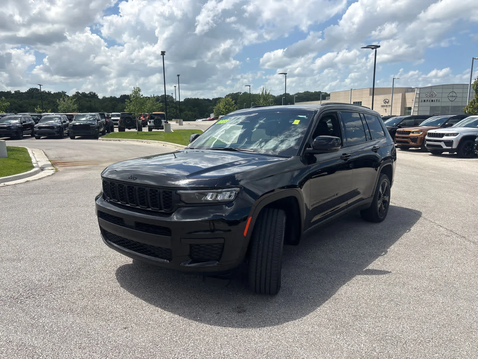 Used 2023 Diamond Black Crystal Pearlcoat Jeep Altitude X image 5