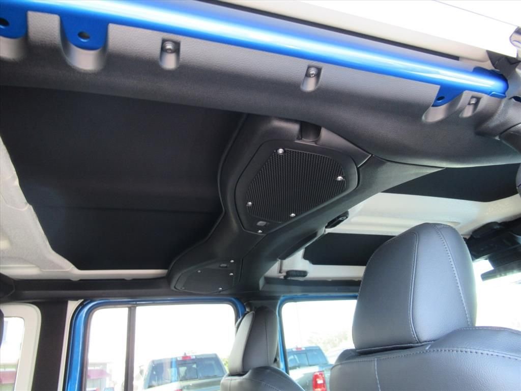 New 2026 Hydro Blue Pearl-Coat Exterior Paint Jeep Sahara image 12