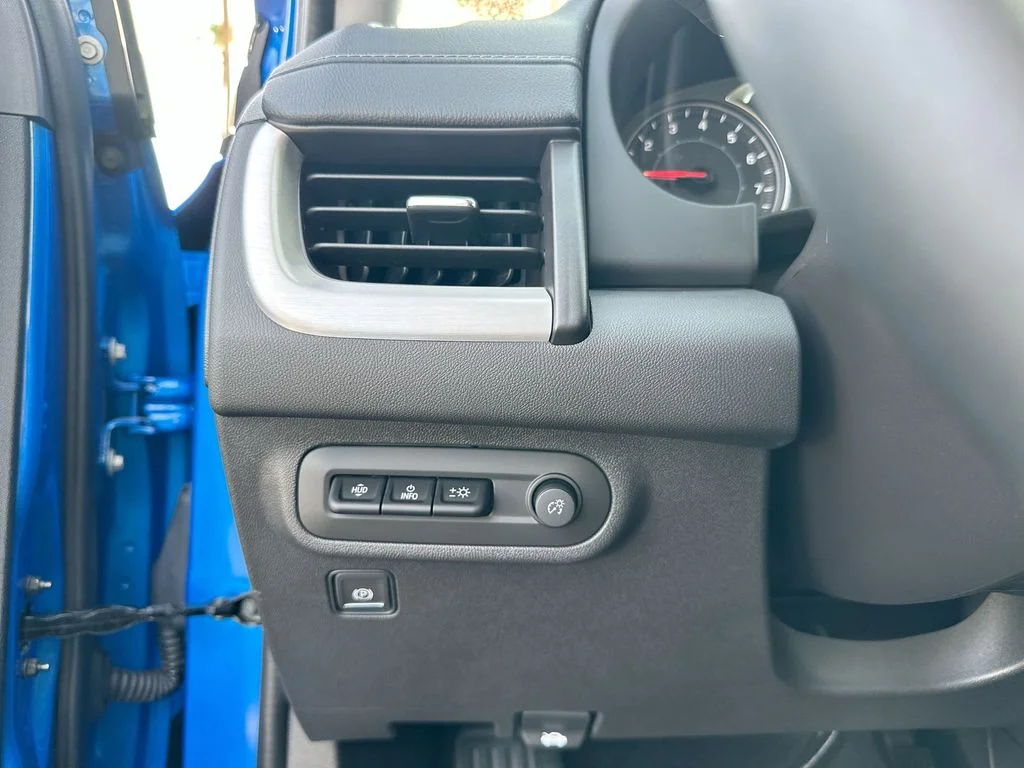 Used 2024  GMC SLT image 8