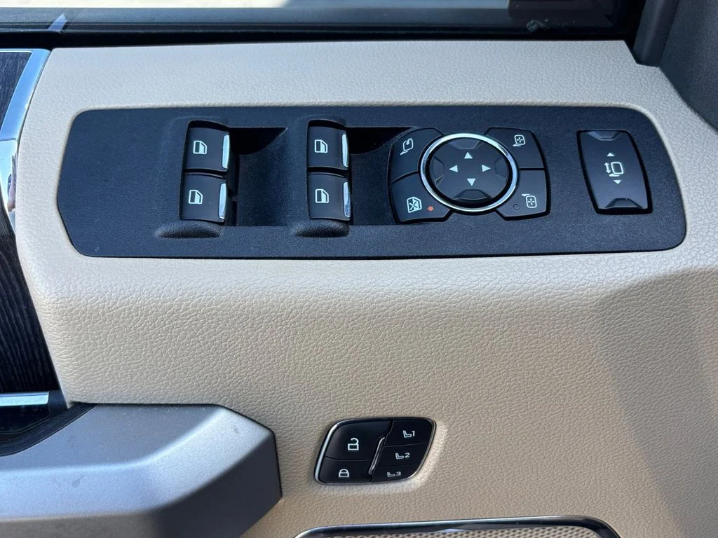 Used 2020 White Ford Lariat image 33