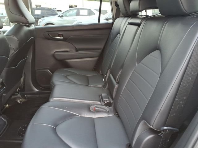 Used 2022  Toyota XLE image 13