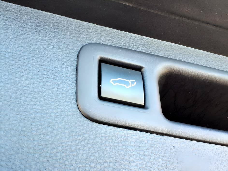 Used 2023 Pearl Toyota XLE image 11