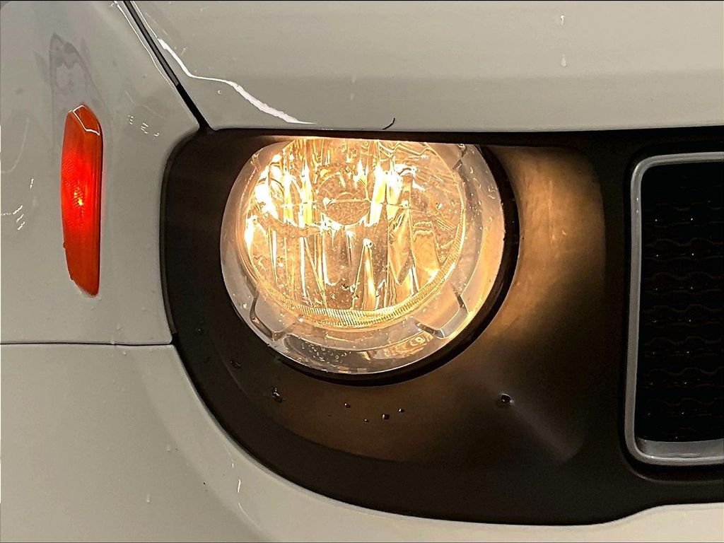 Used 2023 Alpine White Clearcoat Jeep Latitude image 30