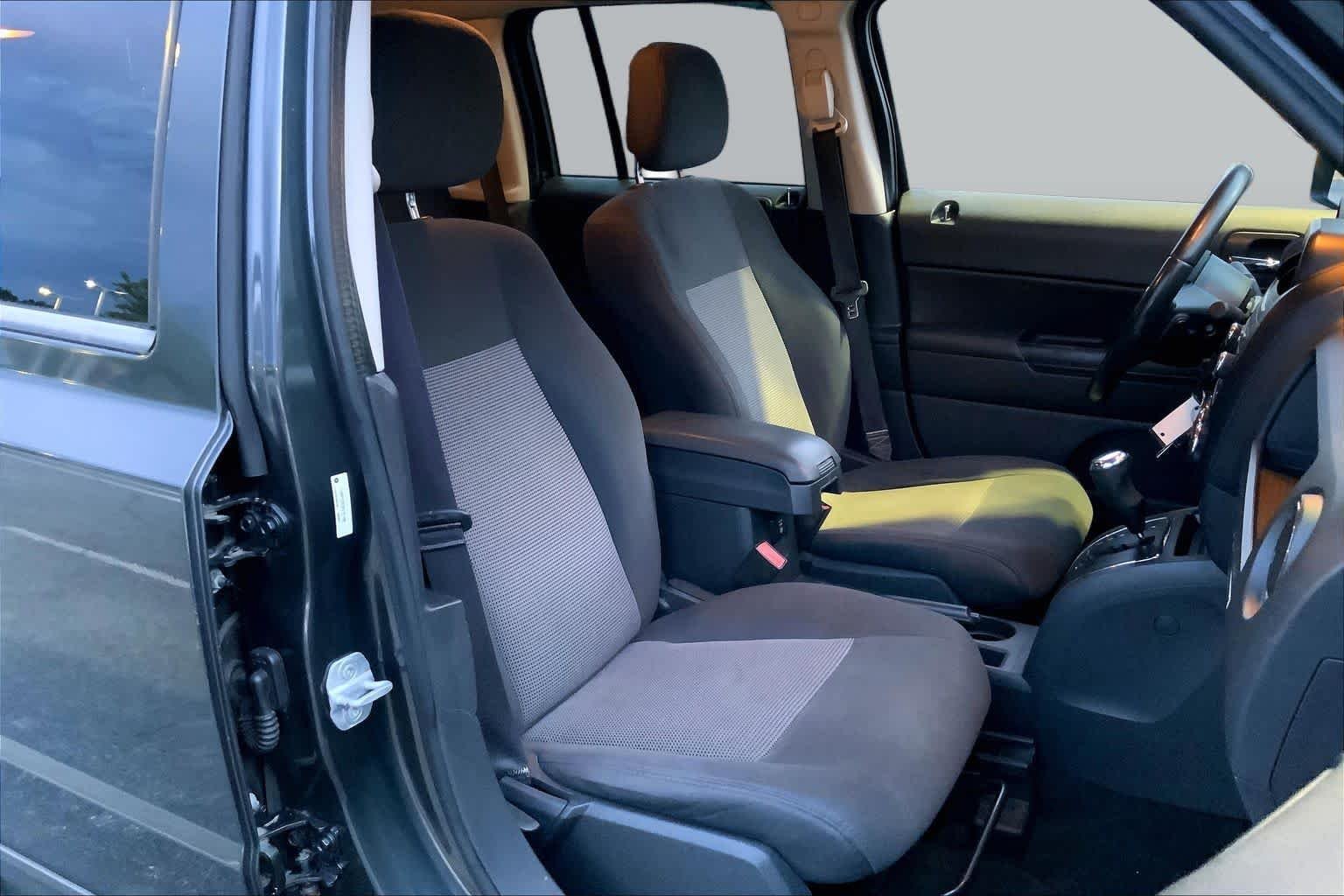 Used 2011 Dark Charcoal Pearl Jeep Latitude image 8