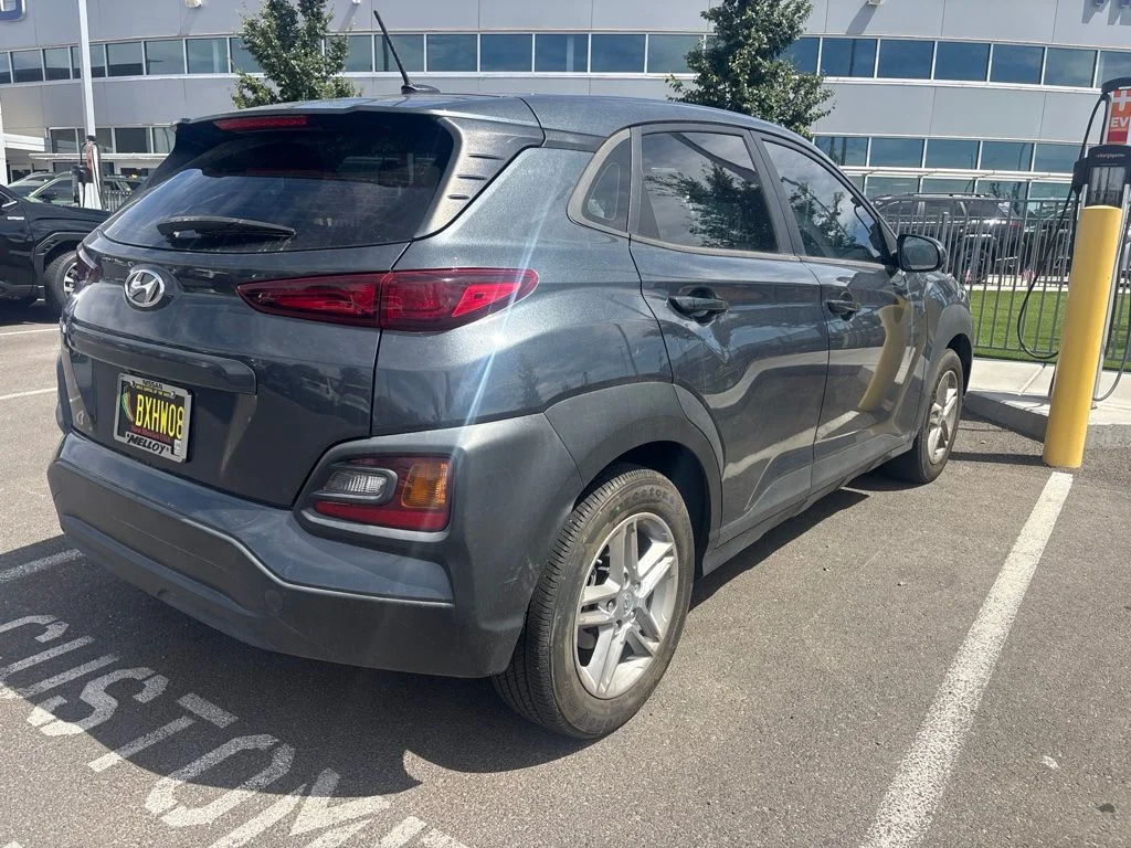 Used 2021 Gray Hyundai SE image 3