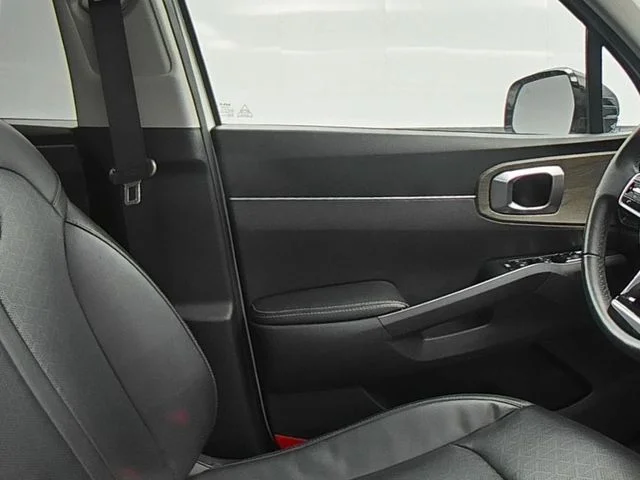 Used 2023 White Kia X-Line S image 34