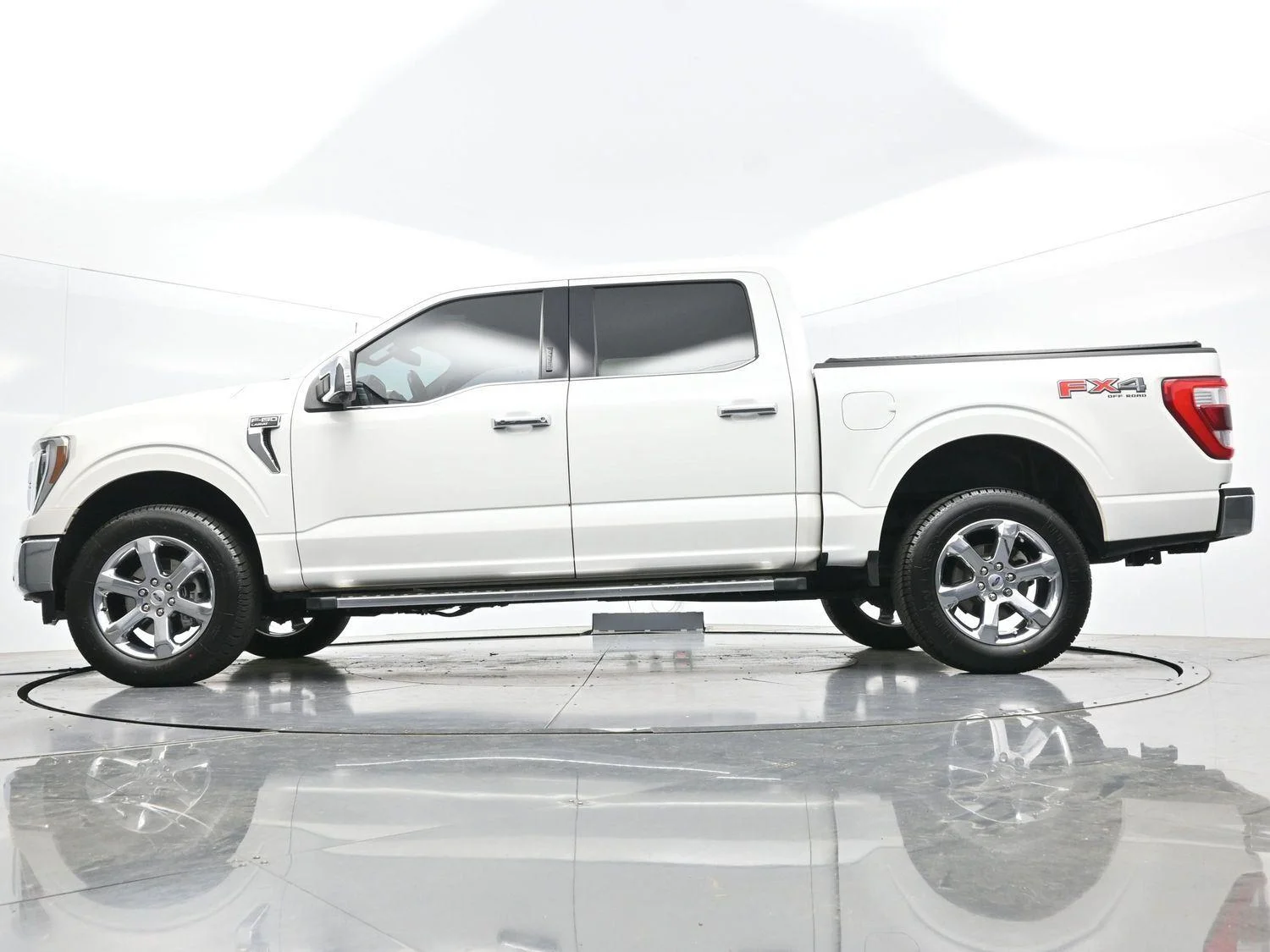 Used 2022 Star White Metallic Tri-Coat Ford LARIAT image 51