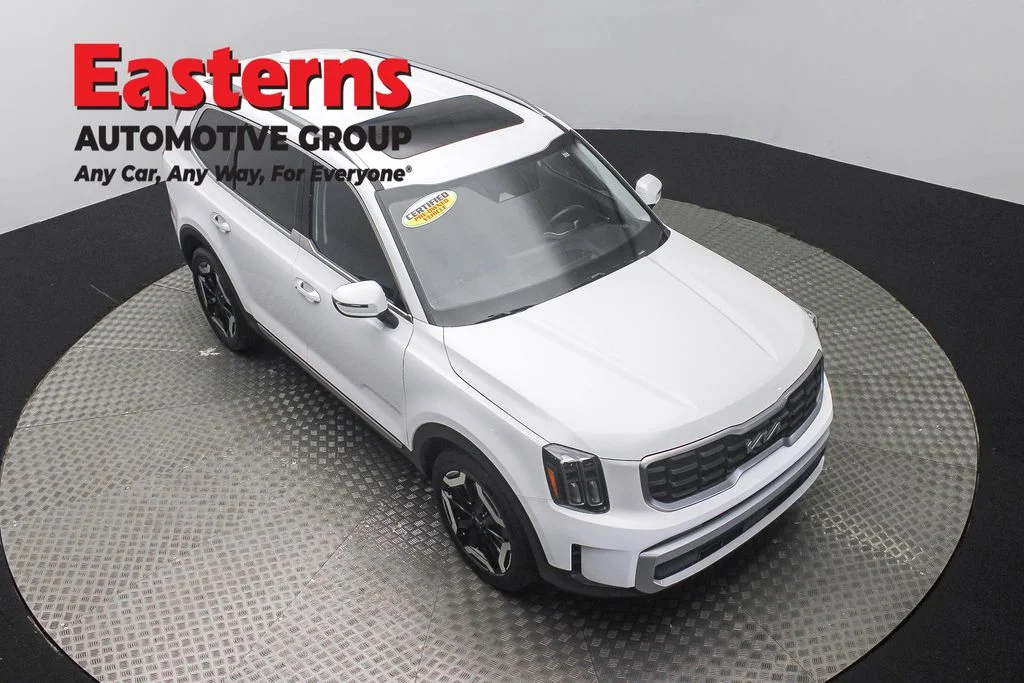 Used 2025 White Kia S image 3