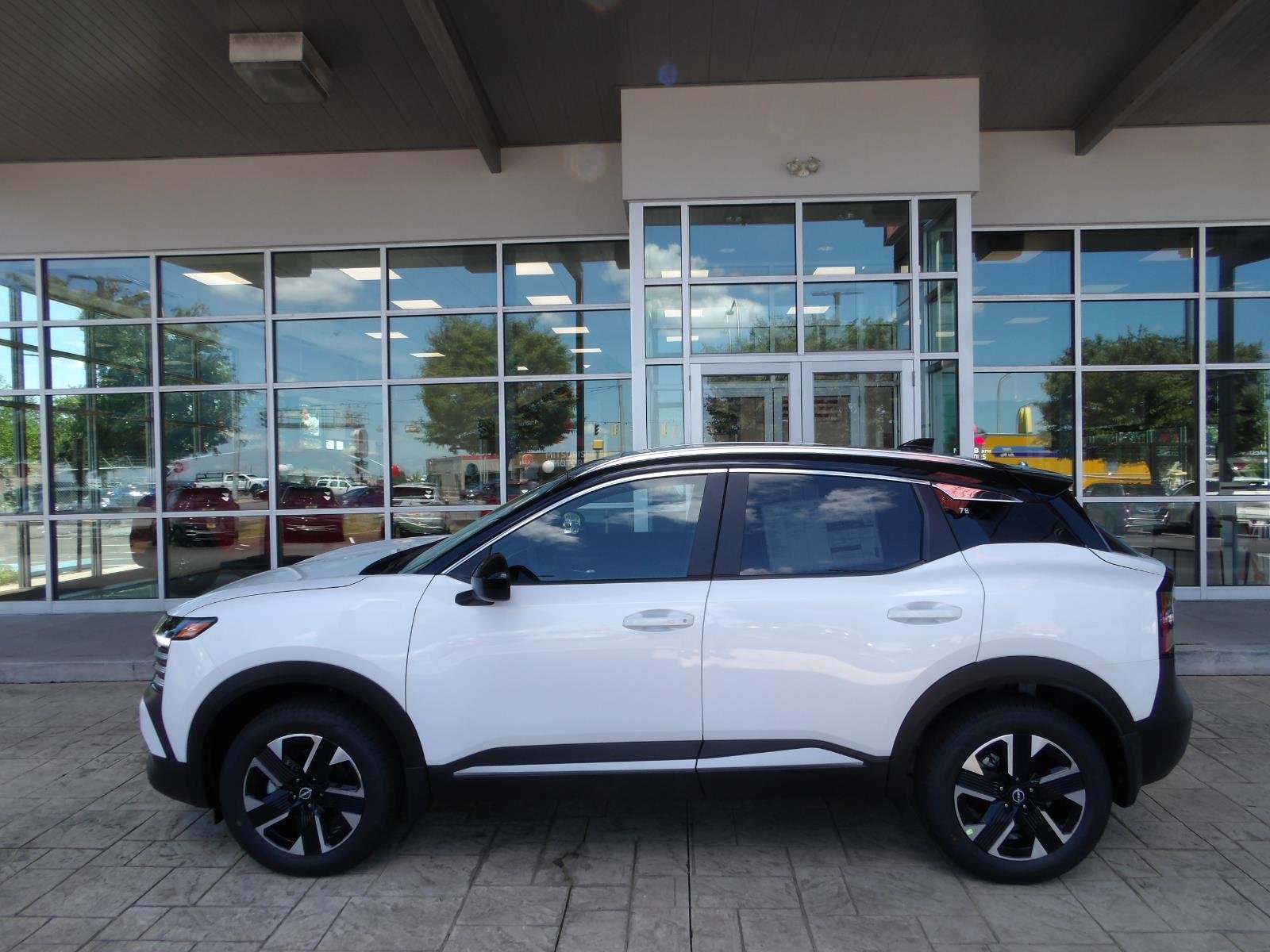 New 2026 Aspen White TriCoat / Super Black Two-tone Nissan SV image 4