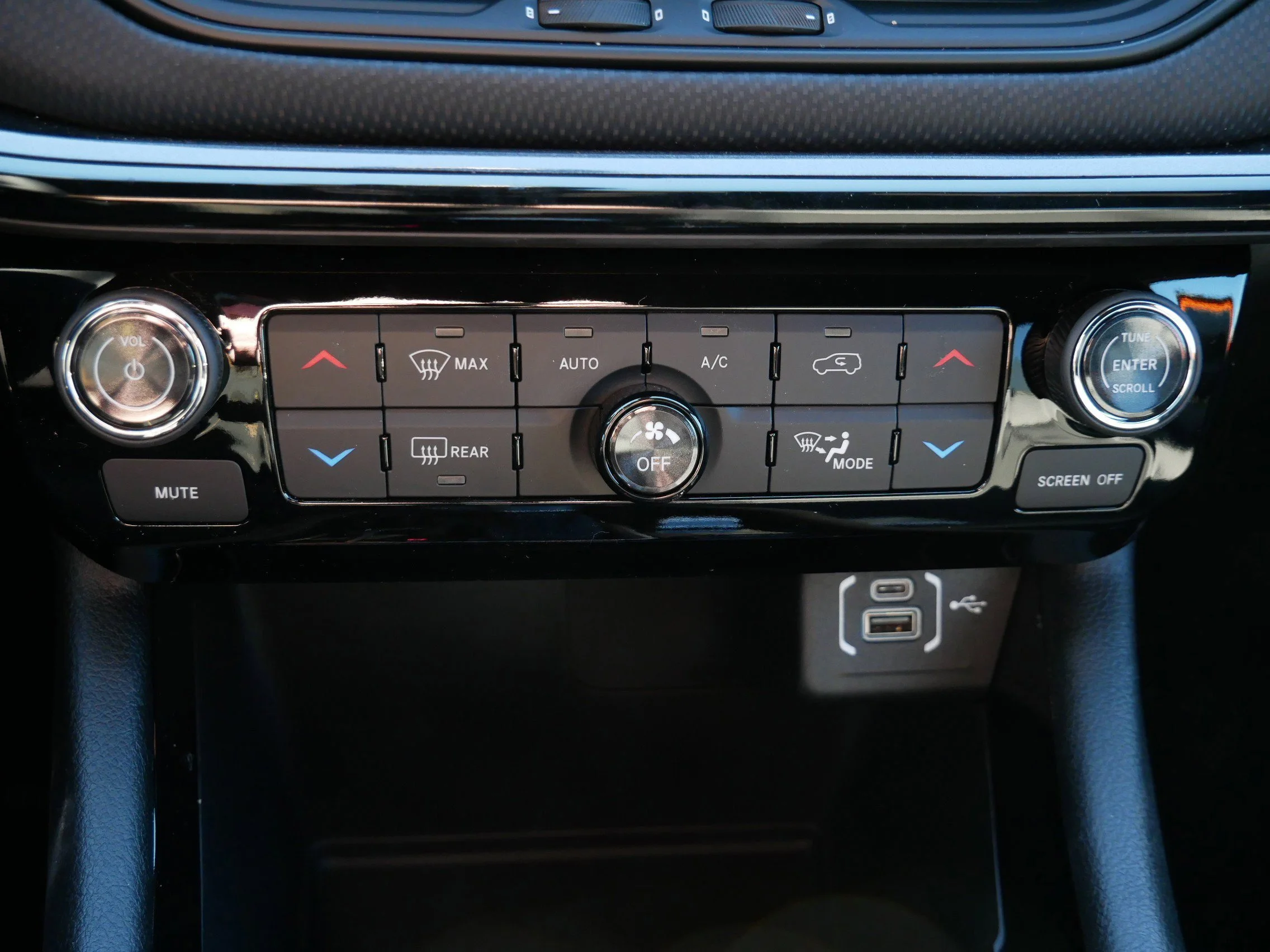 New 2026 Diamond Black Crystal Pearlcoat Jeep Latitude Altitude image 18