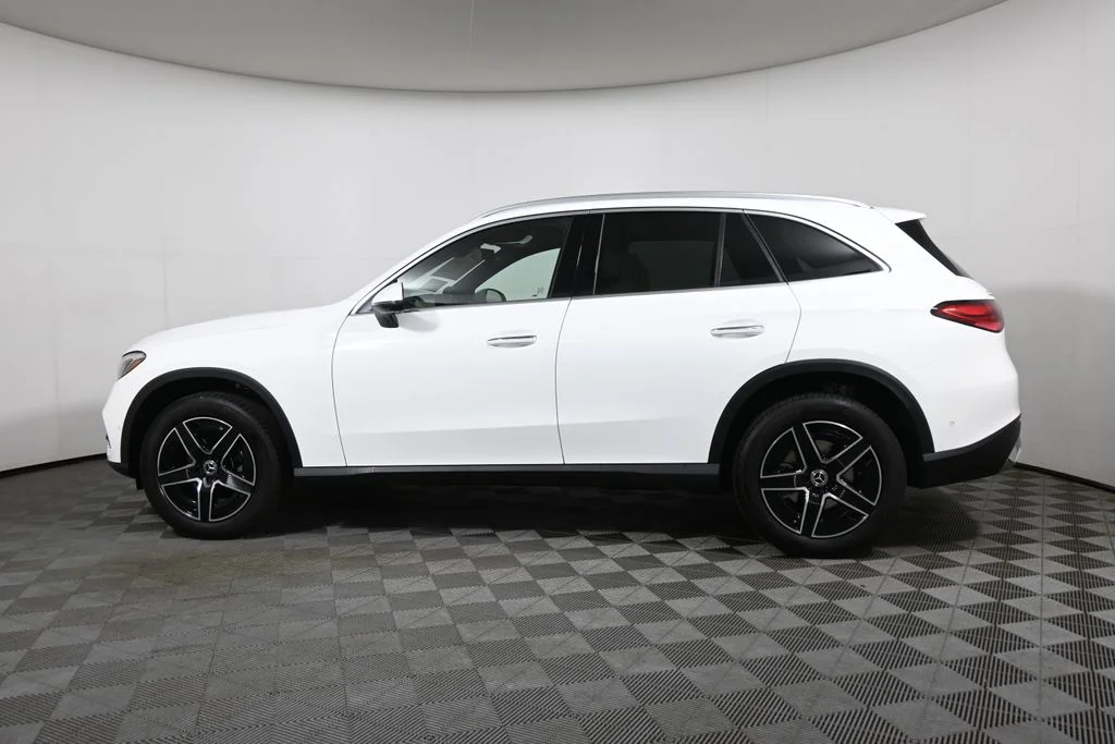 Used 2027 White Mercedes-Benz GLC 300 image 2