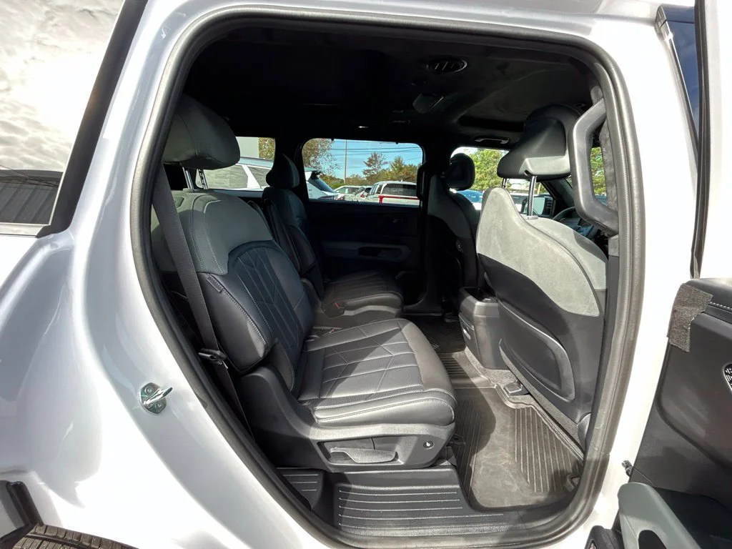 Used 2027 White Kia  image 21