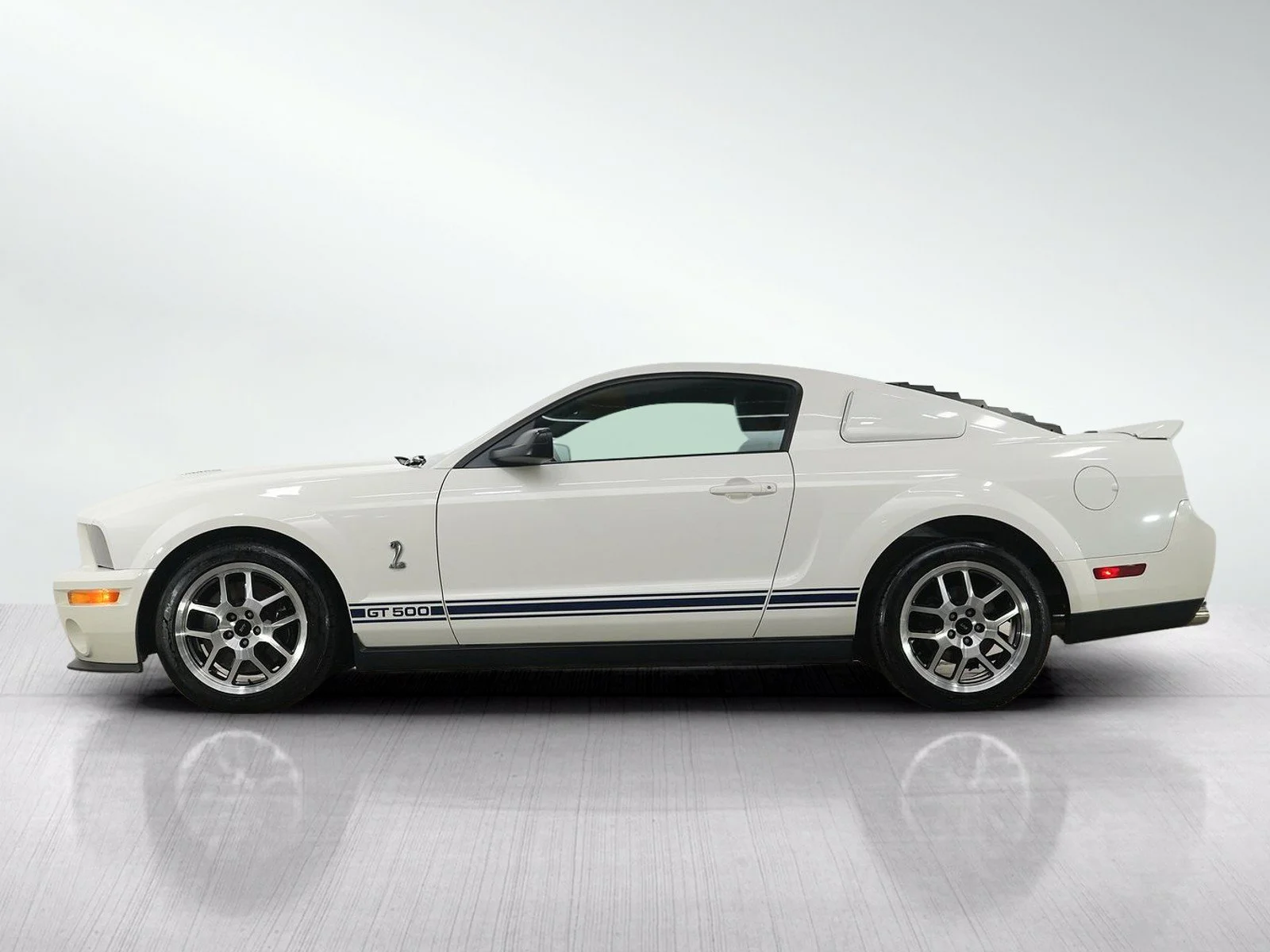Used 2009  Ford Shelby GT500 image 2