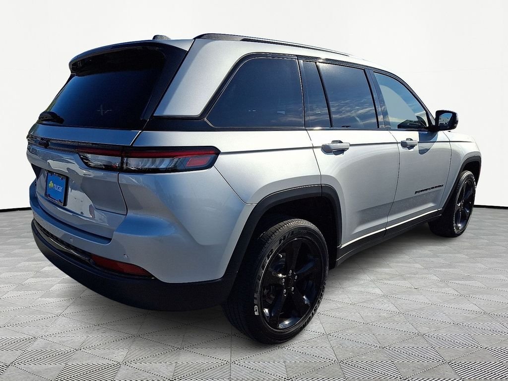 Used 2023 Silver Jeep Altitude X image 7