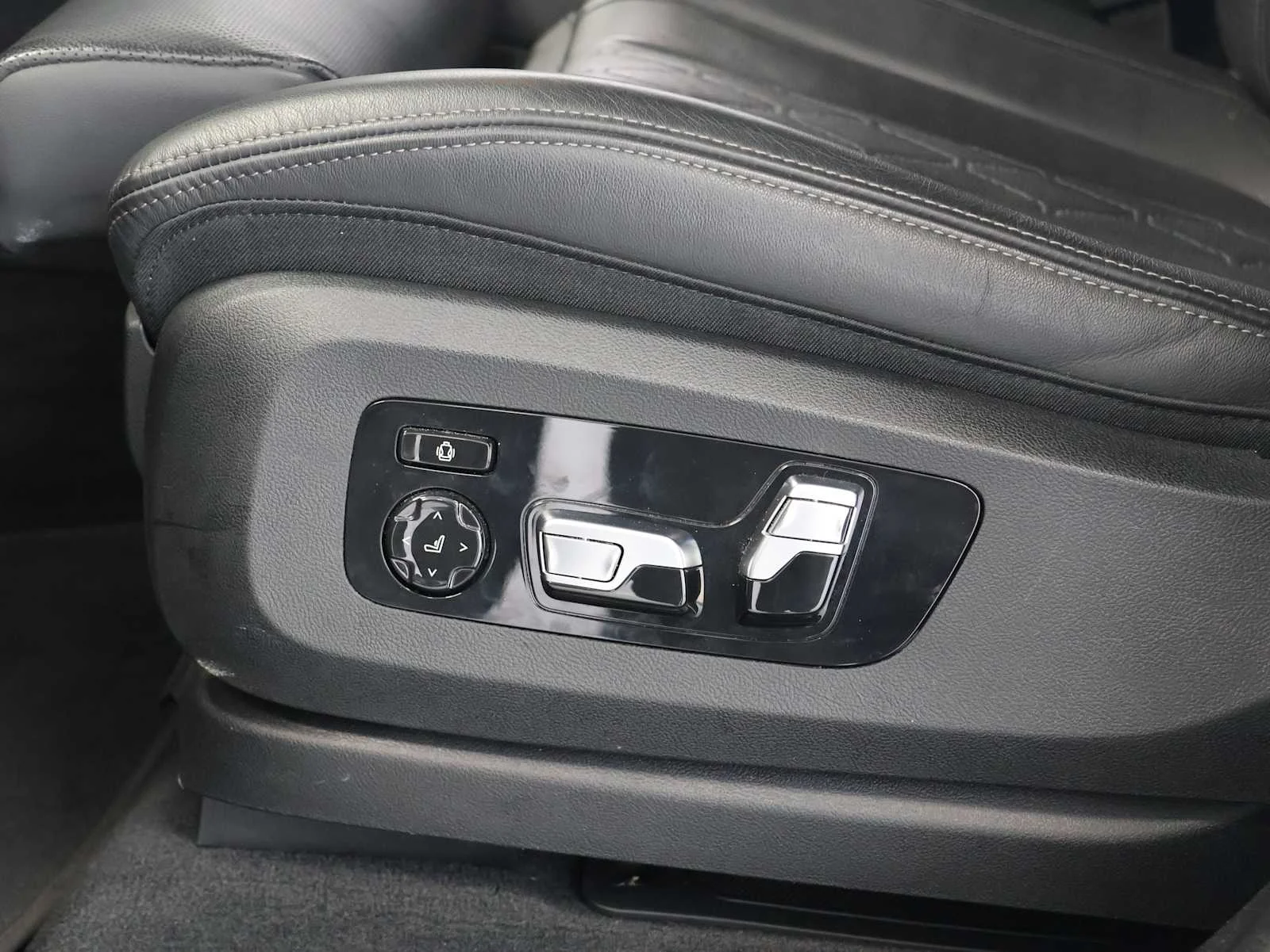 Used 2026 Skyscraper Grey Metallic BMW xDrive40i image 13