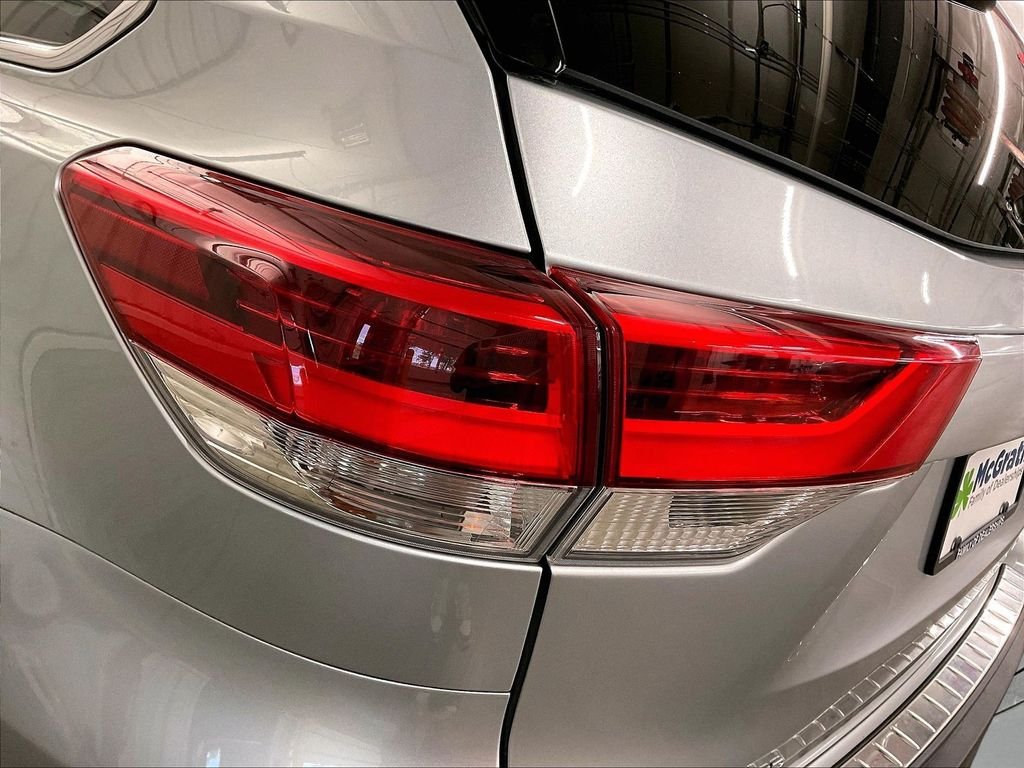 Used 2018 Silver Toyota XLE image 35