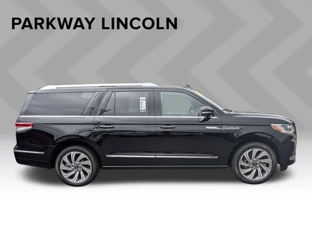 Used 2023 Black Lincoln Reserve image 4