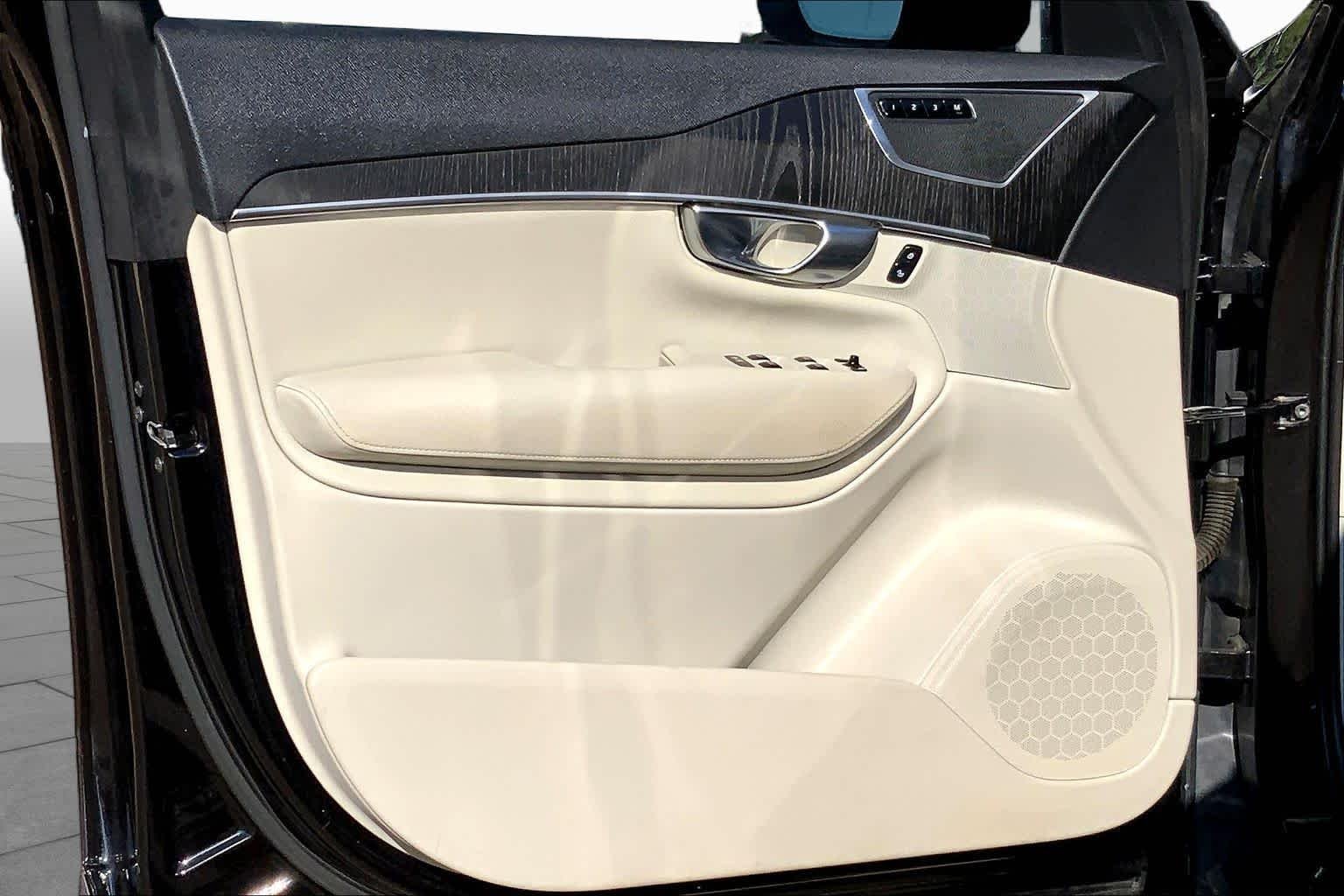 Used 2020 Onyx Black Metallic Volvo Momentum image 23